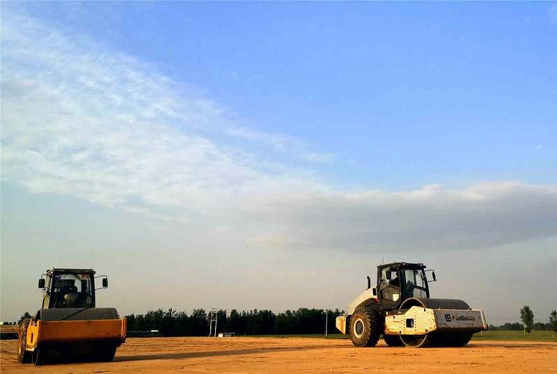 碾壓路基 郭連山 攝.jpg